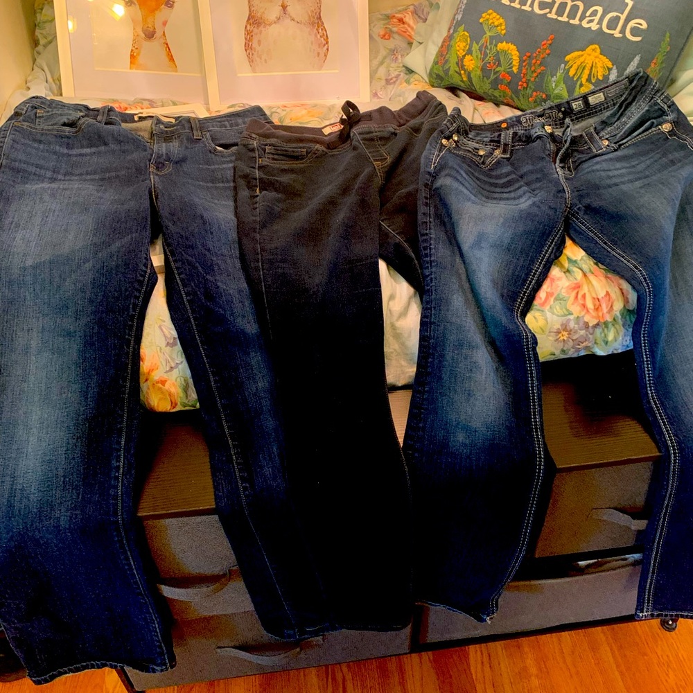 Jeans/pants bundle size 10-12 . All fit like 11 ish. Miss Me and Levi brand .